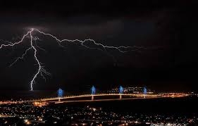 Έπεσε κομμάτι ελενίτ από το Δημοτικό Θέατρο σε αυτοκίνητο.