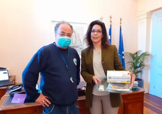 Μάσκες και γάντια δώρισε στο ΕΚΑΒ ο Δήμος Κεντρικής Κέρκυρας