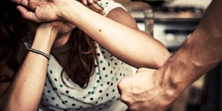 Κερκυραίος έσπασε στο ξύλο τη γυναίκα του μετά τον Αγιασμό μπροστά σε γονείς και παιδιά