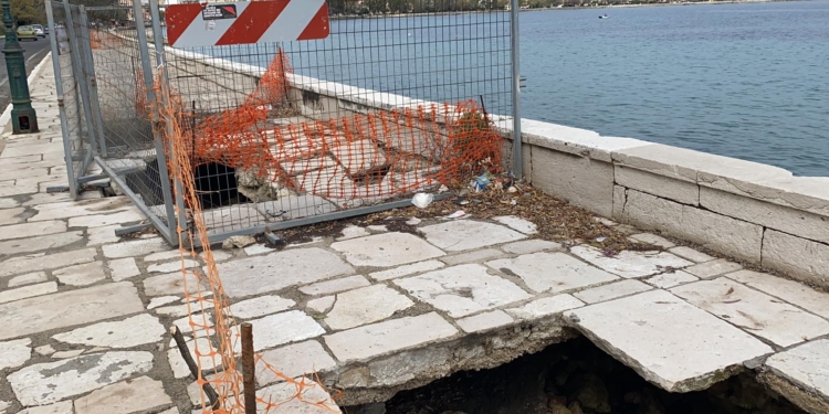 Υπό πλήρη διάλυση το πεζοδρόμιο της Γαρίτσας!