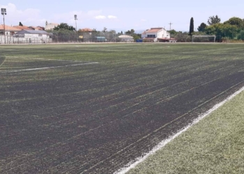 Ξεκίνησε η συντήρηση του χλοοτάπητα στο γήπεδο της Λευκίμμης