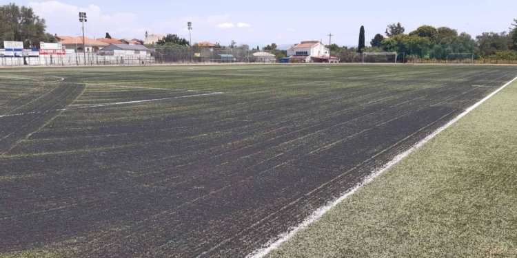 Ξεκίνησε η συντήρηση του χλοοτάπητα στο γήπεδο της Λευκίμμης