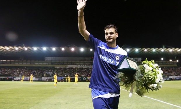 Τιμήθηκε και χειροκροτήθηκε στο «Απ. Νικολαΐδης» ο Καρνέζης!