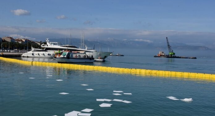 Θαλάσσια ρύπανση στο λιμάνι από την πετρέλευση κρουαζιερόπλοιου.