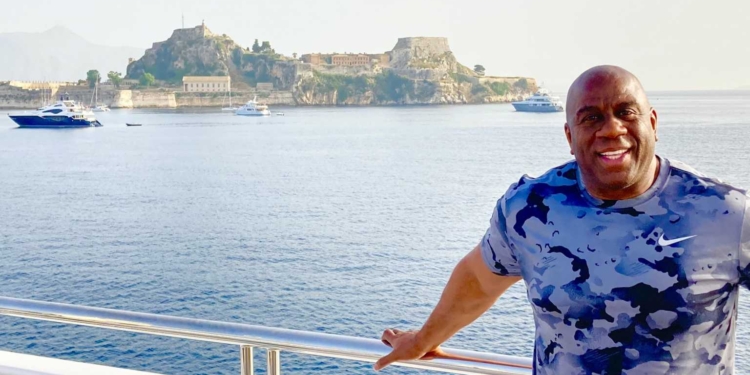 Διακοπές στην Κέρκυρα ο μεγάλος Μάτζικ Τζόνσον