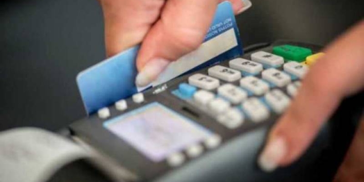 Το πλαστικό χρήμα δυσκολεύει τους καταναλώτες