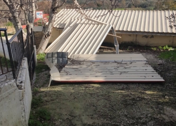 Ξηλώθηκε τμήμα της σκεπής των αποδυτηρίων του γηπέδου Αγίου Ματθαίου!