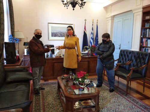 Δωροεπιταγές για την αγορά τροφίμων και ειδών πρώτης ανάγκης στις κοινότητες από την Δήμαρχο Μ.Υδραίου