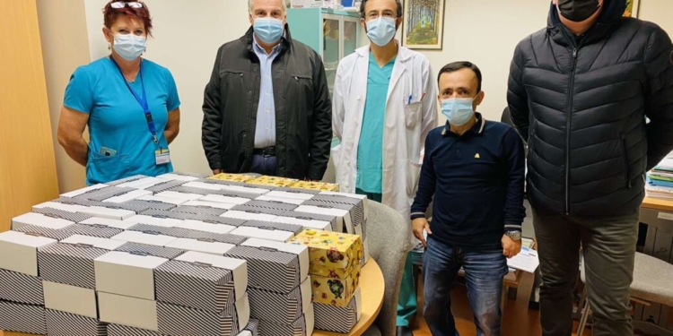 Ο Σπύρος Σιμάτης πρόσφερε 110 κιλά γλυκίσματα στο Νοσηλευτικό Προσωπικό του Νοσοκομείου