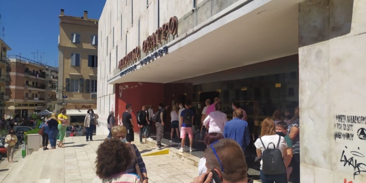 Κλιματιζόμενη αίθουσα στο Δημοτικό Θέατρο Κέρκυρας για τον καύσωνα