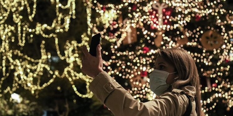 Αυτό είναι το ΦΕΚ με όλα τα μέτρα που θα ισχύσουν στις γιορτές