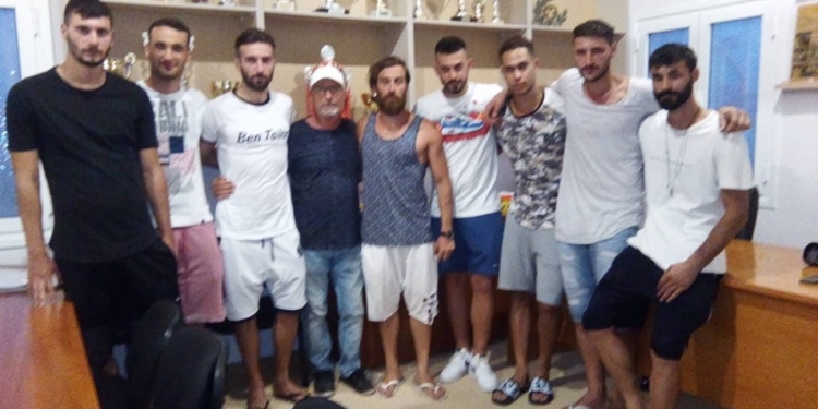 Φωτογραφία του Μπάμπη Κουρή με  οκτώ από τα  αποκτήματα της ΑΕΛ