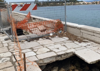 Τι απαντά η Περιφερειάρχης για την αρνητική εξέλιξη με το πεζοδρόμιο της Γαρίτσας.