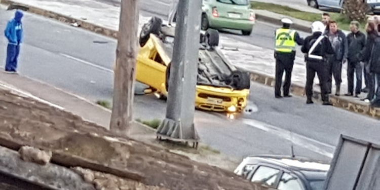 Το αμάξι τούμπαρε, ο οδηγός γλίτωσε!
