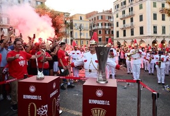 Κόκκινη φιέστα  στην Κέρκυρα για τα τρόπαια του Ολυμπιακού