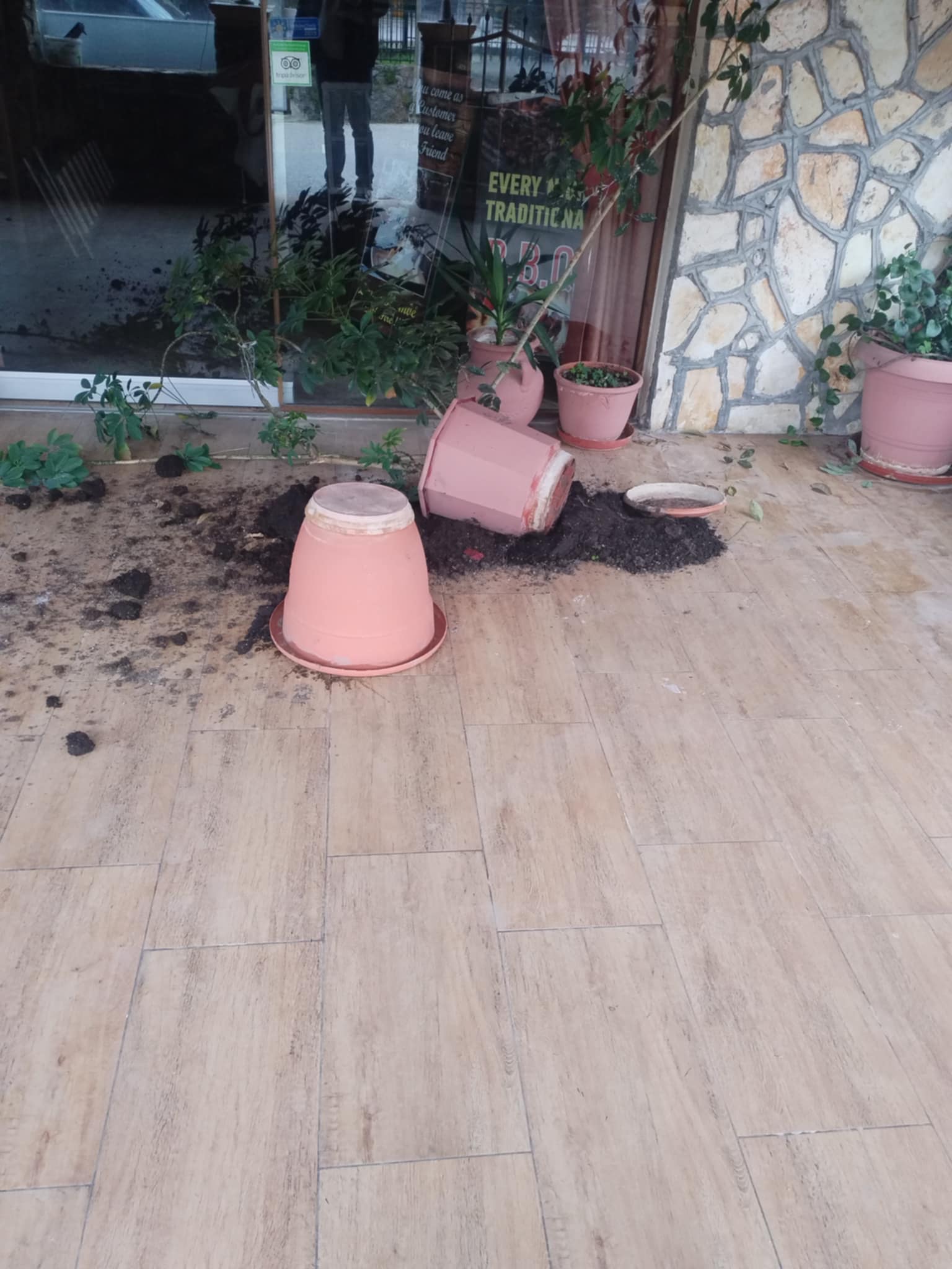 Βανδαλισμοί στο ρεστοράν του Τάσου Παϊπέτη στον Αη Γόρδη (Φωτογραφικό υλικό)