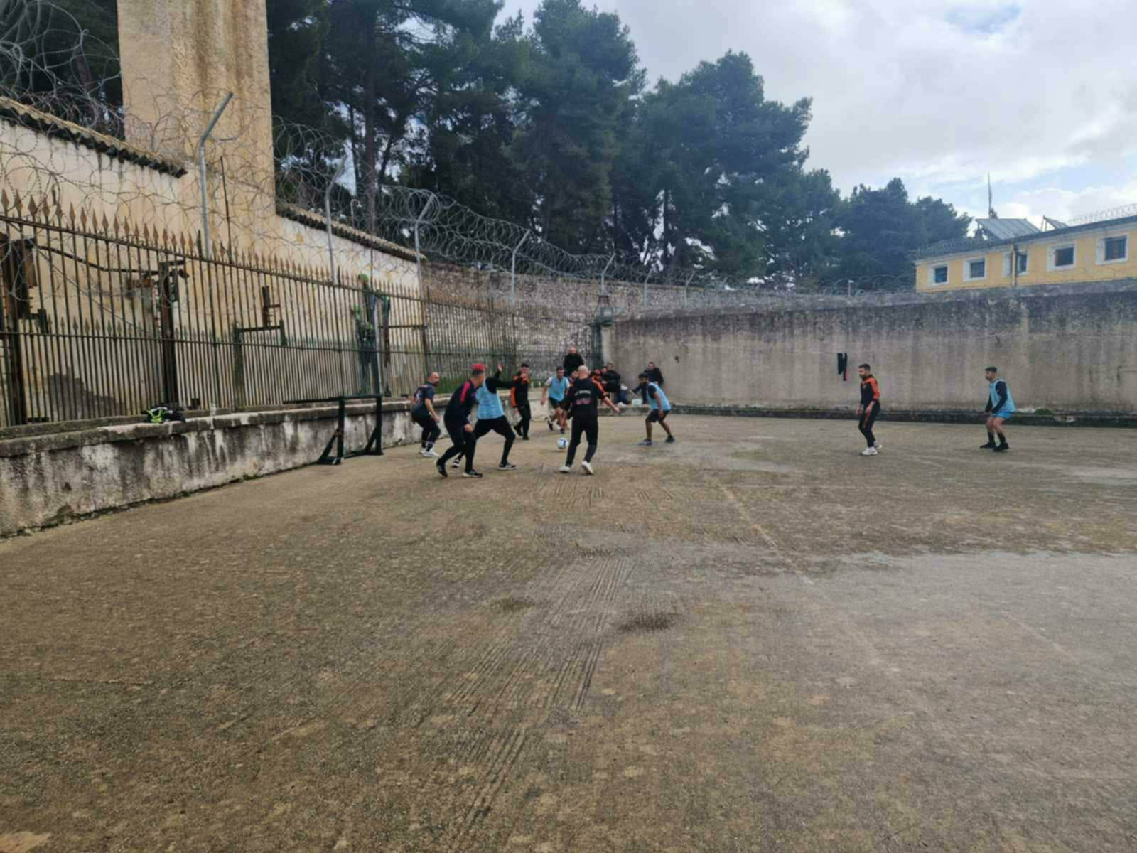 Μπάλα πίσω από τα κάγκελα: Επίσκεψη του Θιναλιακού στο Σωφρονιστικό Κατάστημα Κέρκυρας