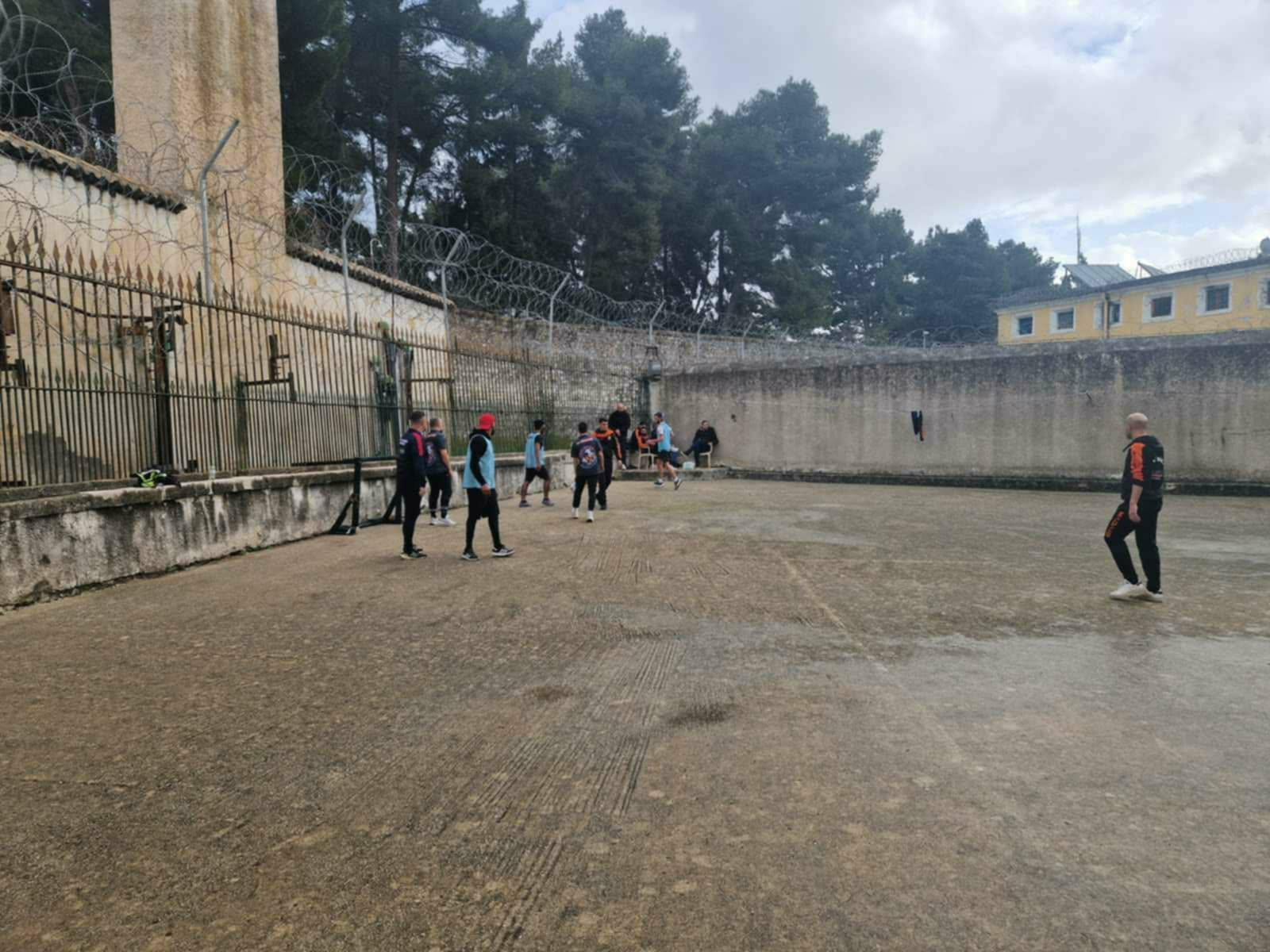 Μπάλα πίσω από τα κάγκελα: Επίσκεψη του Θιναλιακού στο Σωφρονιστικό Κατάστημα Κέρκυρας