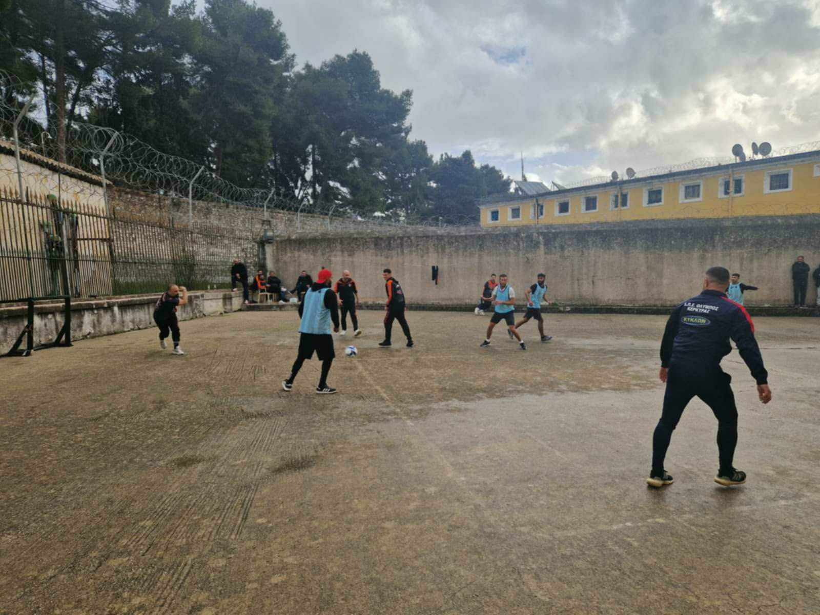 Μπάλα πίσω από τα κάγκελα: Επίσκεψη του Θιναλιακού στο Σωφρονιστικό Κατάστημα Κέρκυρας